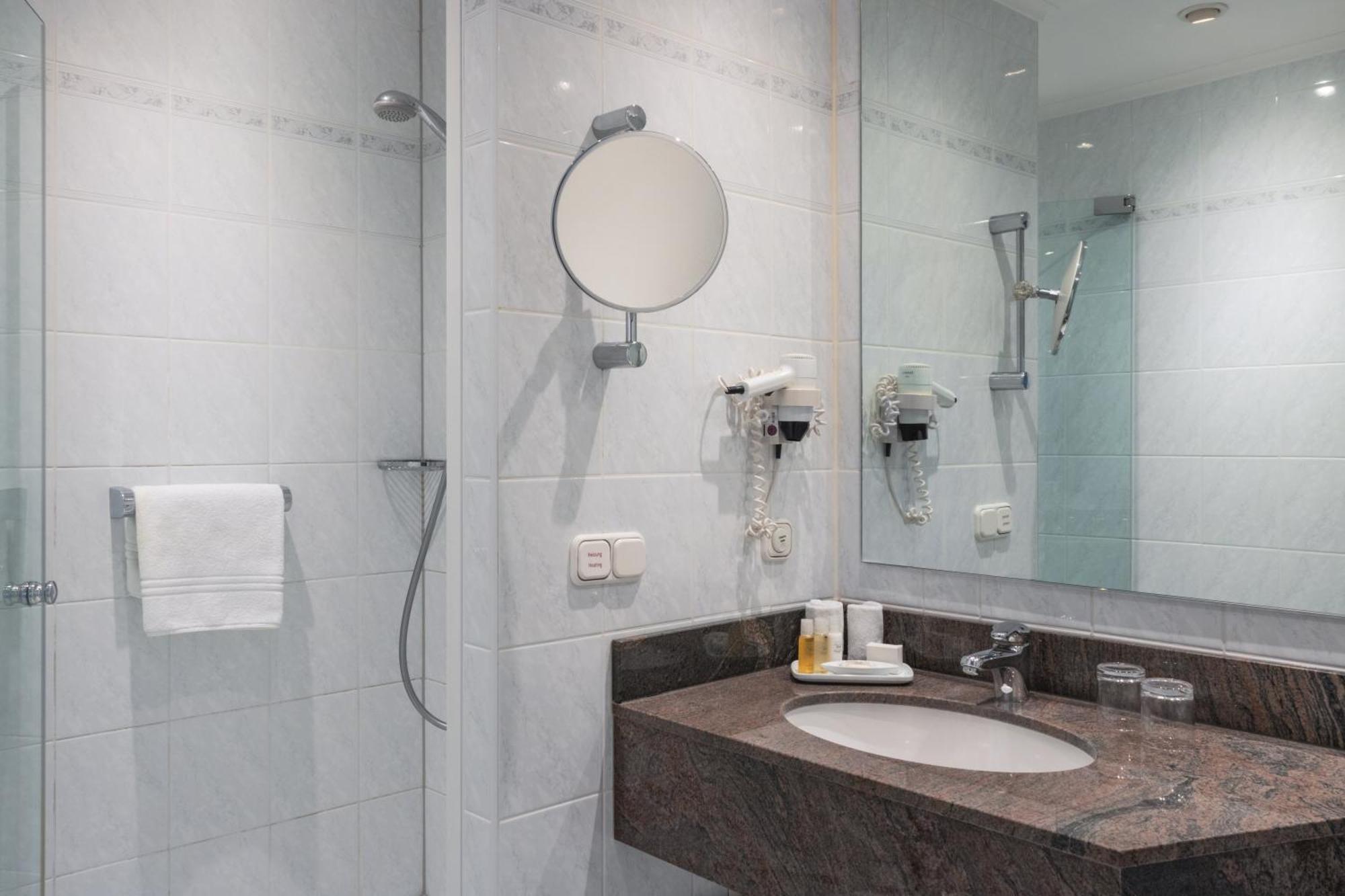 Standard Queen Room with Balcony and Minibar,1277081116:JPEG